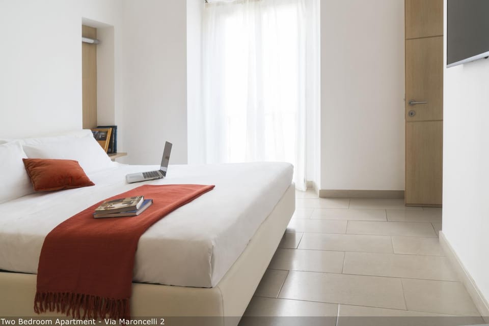 Bed, TV and multimedia, Photo of the whole room, Bedroom