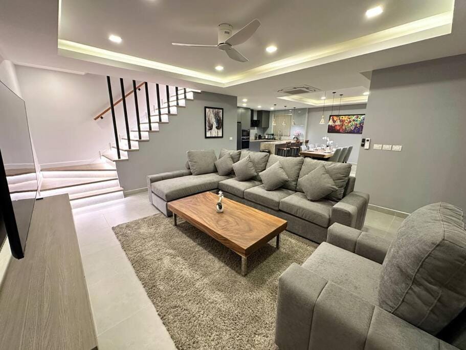 Super Luxury 3 Bedroom Private Pool Villa with Jacuzzi, Near 711, 10 minutes to Walking Street and Pattaya Beach - MT6 Villa in Pattaya City