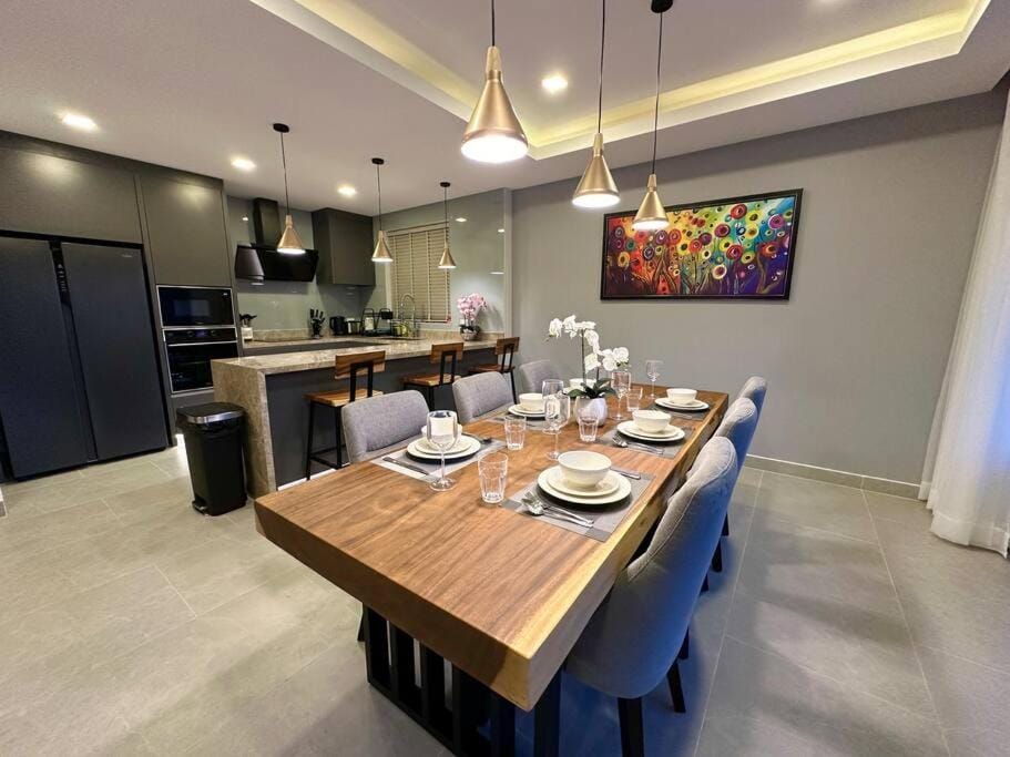 Super Luxury 3 Bedroom Private Pool Villa with Jacuzzi, Near 711, 10 minutes to Walking Street and Pattaya Beach - MT6 Villa in Pattaya City