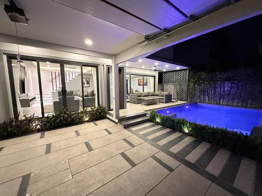 Super Luxury 3 Bedroom Private Pool Villa with Jacuzzi, Near 711, 10 minutes to Walking Street and Pattaya Beach - MT6 Villa in Pattaya City