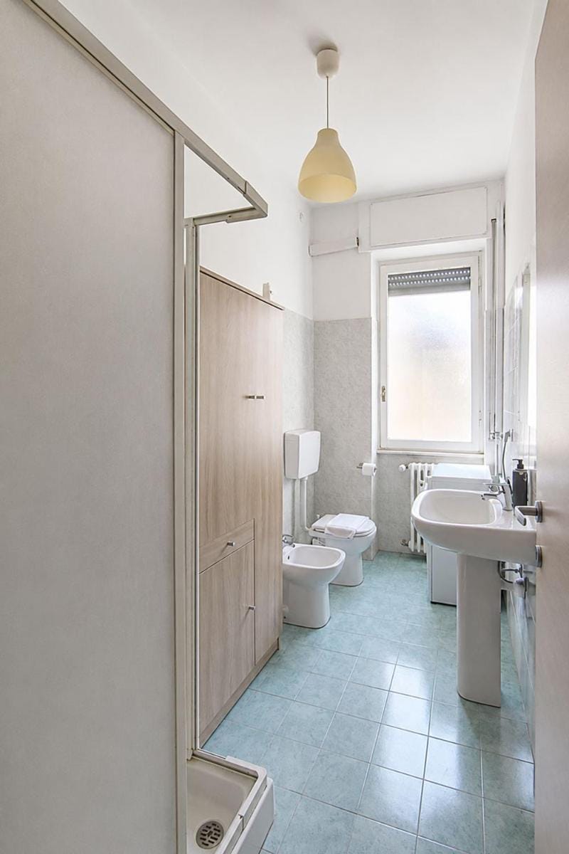 Shower, Toilet, Bathroom, bidet, towels
