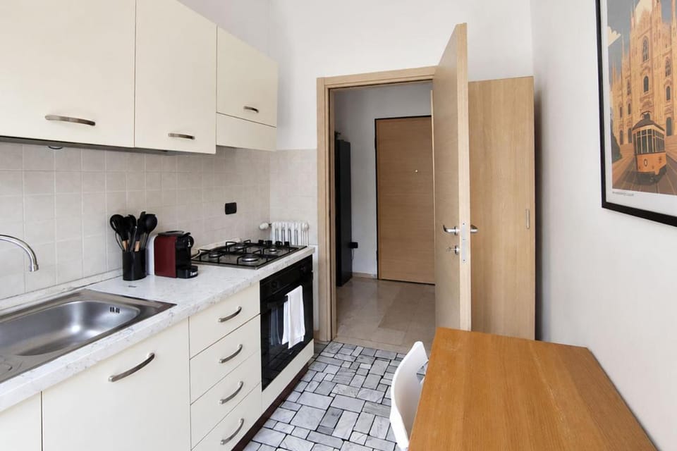 Coffee/tea facilities, Kitchen or kitchenette, oven, stove