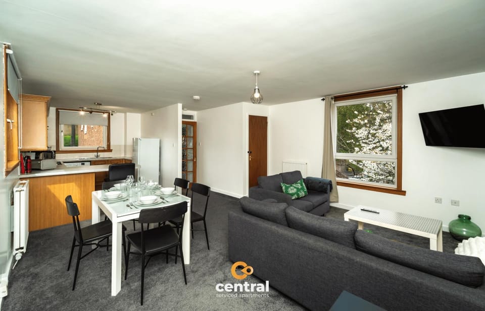 Communal lounge/ TV room, TV and multimedia, Kitchen or kitchenette, Living room, Seating area, Dining area, Evening entertainment, oven, stove