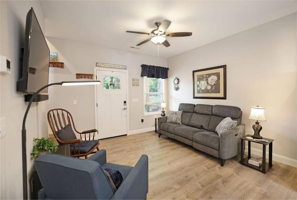 Communal lounge/ TV room, TV and multimedia, Living room, Seating area, Evening entertainment, fireplace