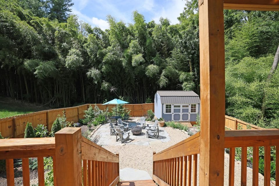 Bungalow Dream, Water & Electric are back-Fire Pit & fenced House in Black Mountain
