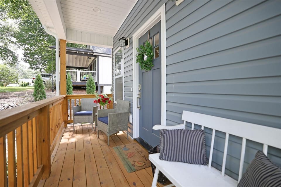 Bungalow Dream, Water & Electric are back-Fire Pit & fenced House in Black Mountain
