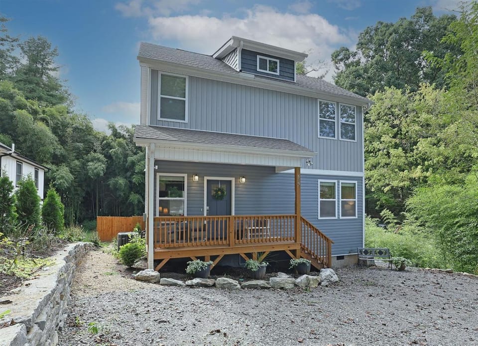 Bungalow Dream, Water & Electric are back-Fire Pit & fenced House in Black Mountain