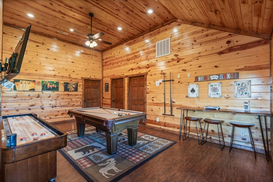 Dip in the Smokies - Splash in the pool and enjoy mountain views! House in Gatlinburg