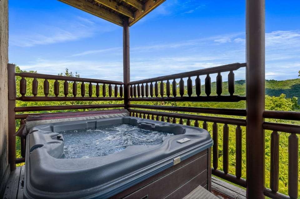 Dip in the Smokies - Splash in the pool and enjoy mountain views! House in Gatlinburg