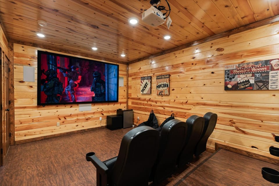 Dip in the Smokies - Splash in the pool and enjoy mountain views! House in Gatlinburg