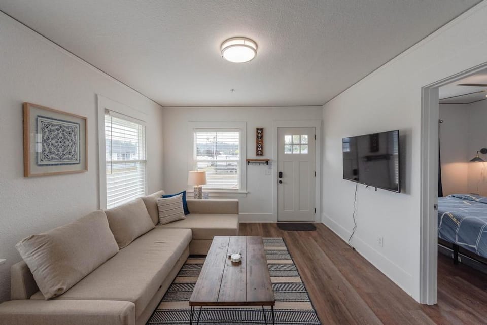 #StayInMyDistrict Bluebird Cottage Coos Bay House in Coos Bay