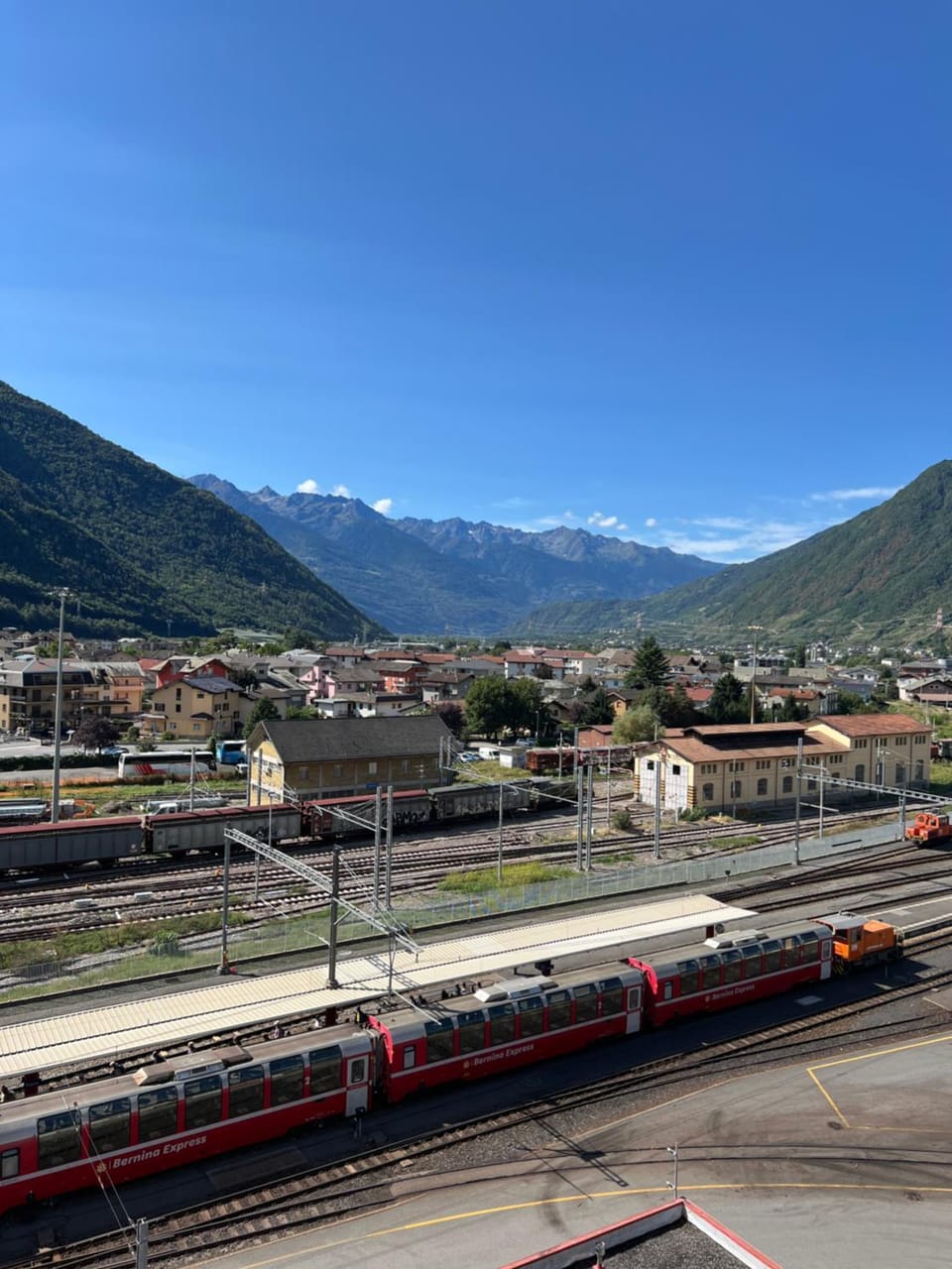 Day, Neighbourhood, Natural landscape, Mountain view