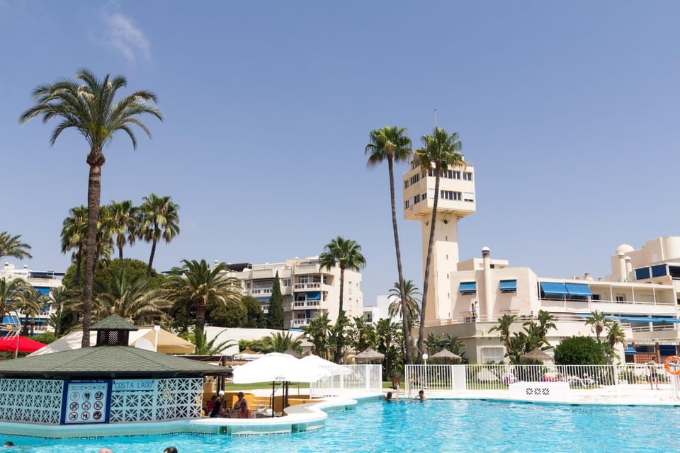 Property building, Day, Lounge or bar, Pool view, Swimming pool, Swimming pool, sunbed