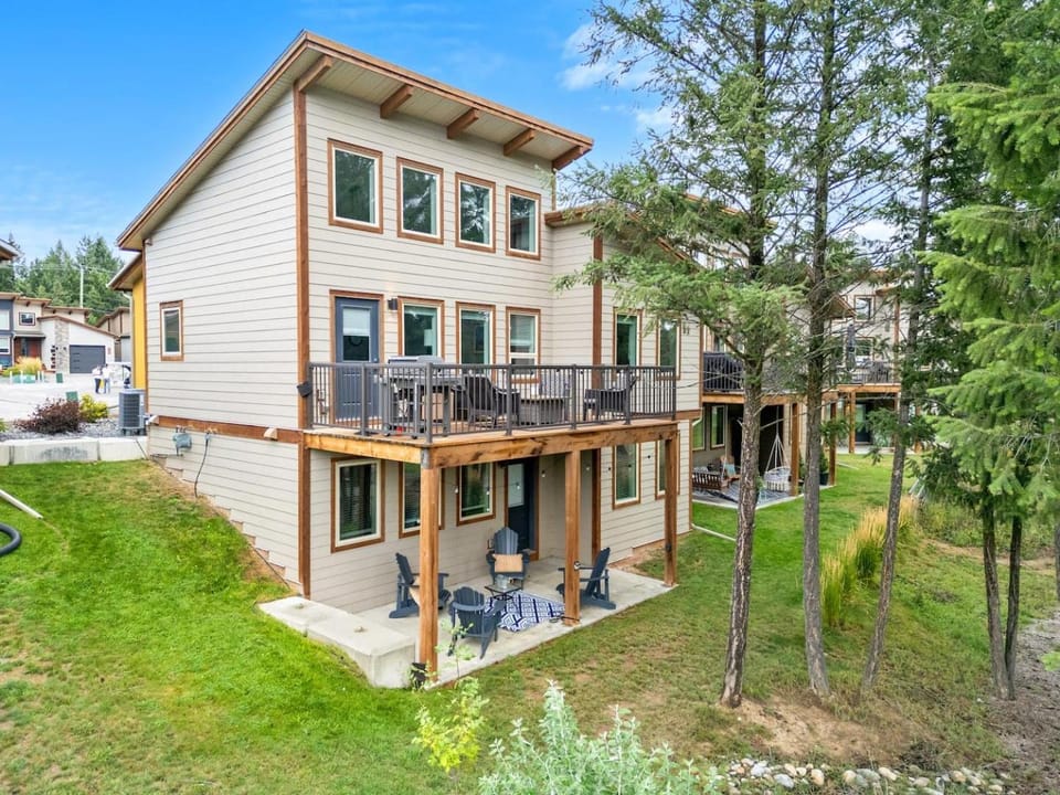 "Serenity Shores" Mins to LakeKing Bed 10 Guests House in British Columbia