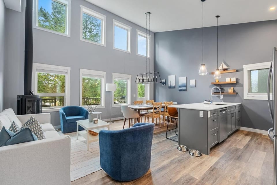 "Serenity Shores" Mins to LakeKing Bed 10 Guests House in British Columbia