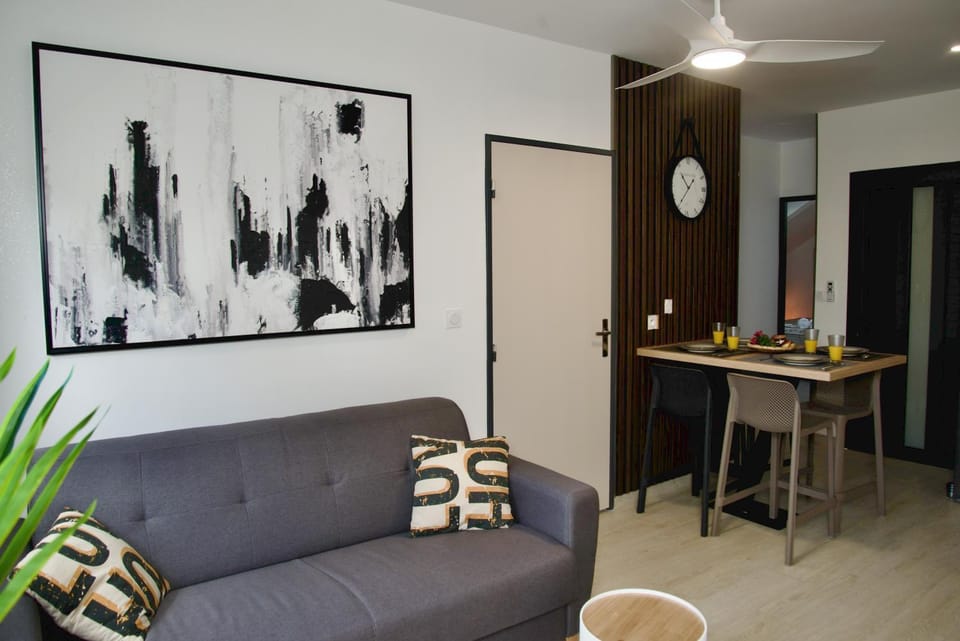 Living room, Seating area, Dining area