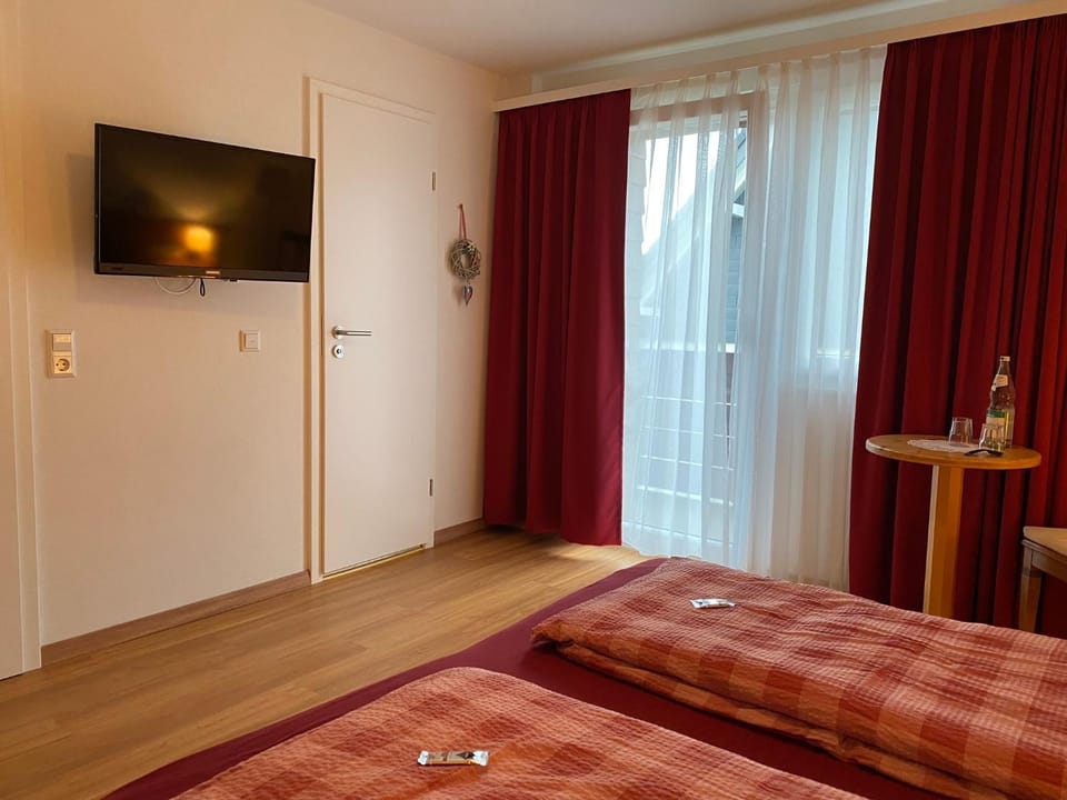 Bed, TV and multimedia, Photo of the whole room, Bedroom