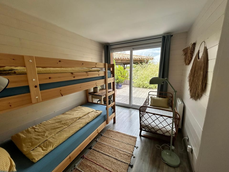 Bedroom, bunk bed