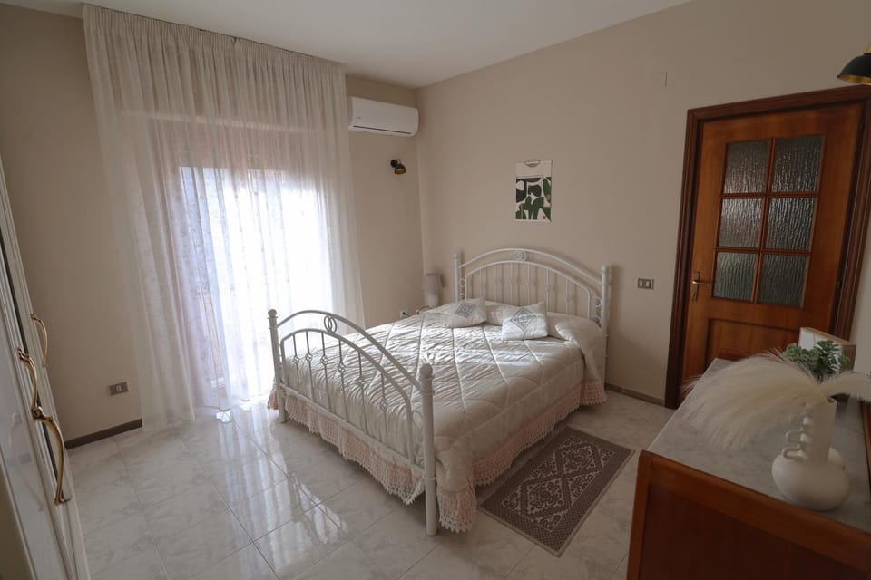 Photo of the whole room, towels, air conditioner
