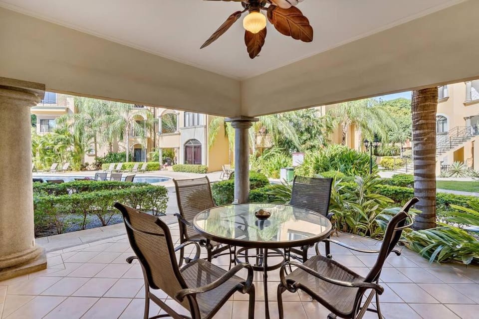 SR9 Luxury Condo Across the Street from Beach Apartment in Tamarindo