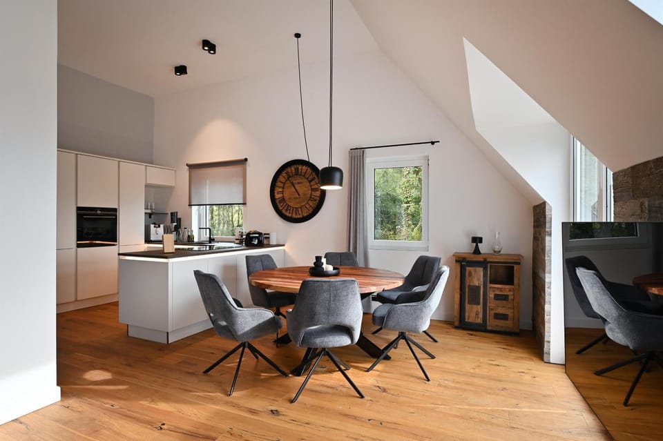 Kitchen or kitchenette, Living room, Seating area, Dining area