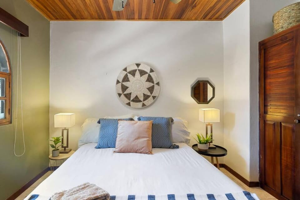 VBM1 Beachside Cottage Steps from the Shore House in Tamarindo