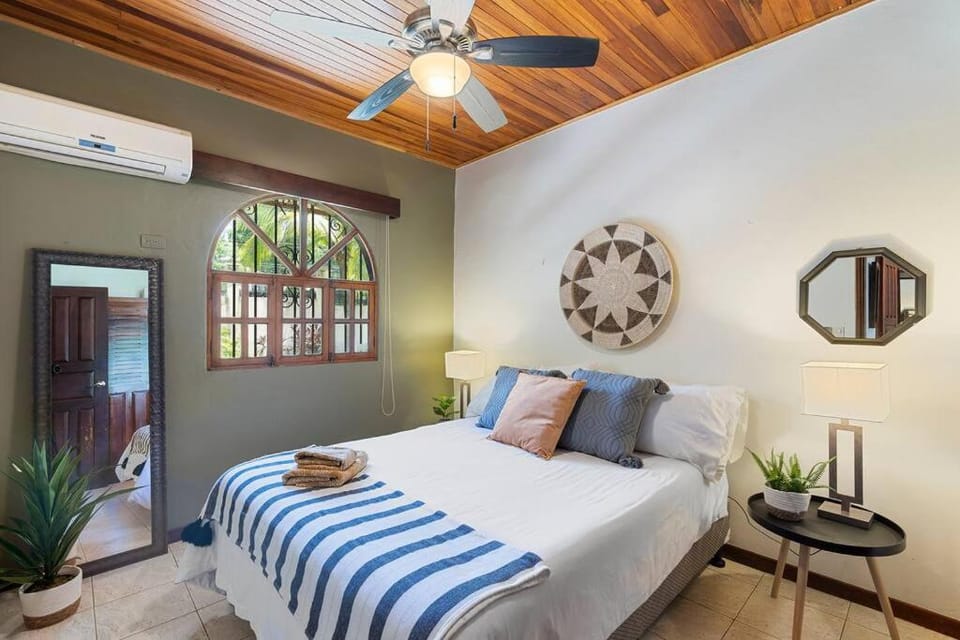 VBM1 Beachside Cottage Steps from the Shore House in Tamarindo