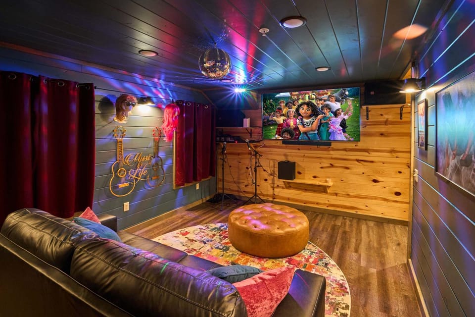 Indoor Pool, Ping pong, Karaoke, Theater, Hot tub House in Pigeon Forge