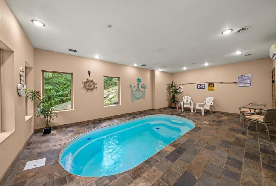 Indoor Pool, Ping pong, Karaoke, Theater, Hot tub House in Pigeon Forge