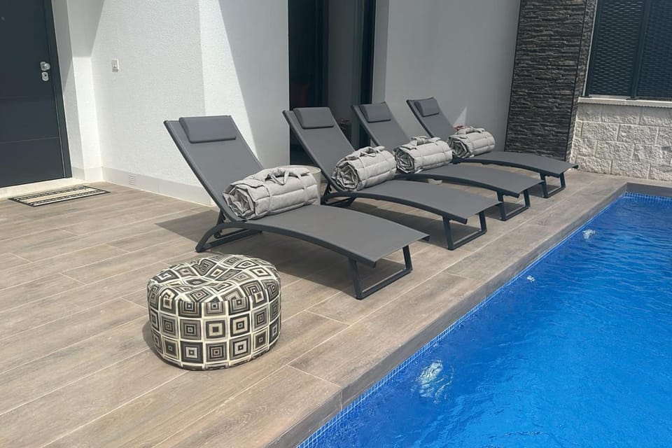 Balcony/Terrace, Pool view, Swimming pool, sunbed