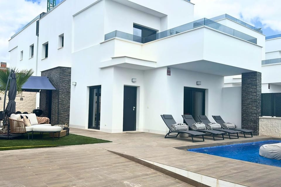 Property building, Day, Pool view, Swimming pool, sunbed