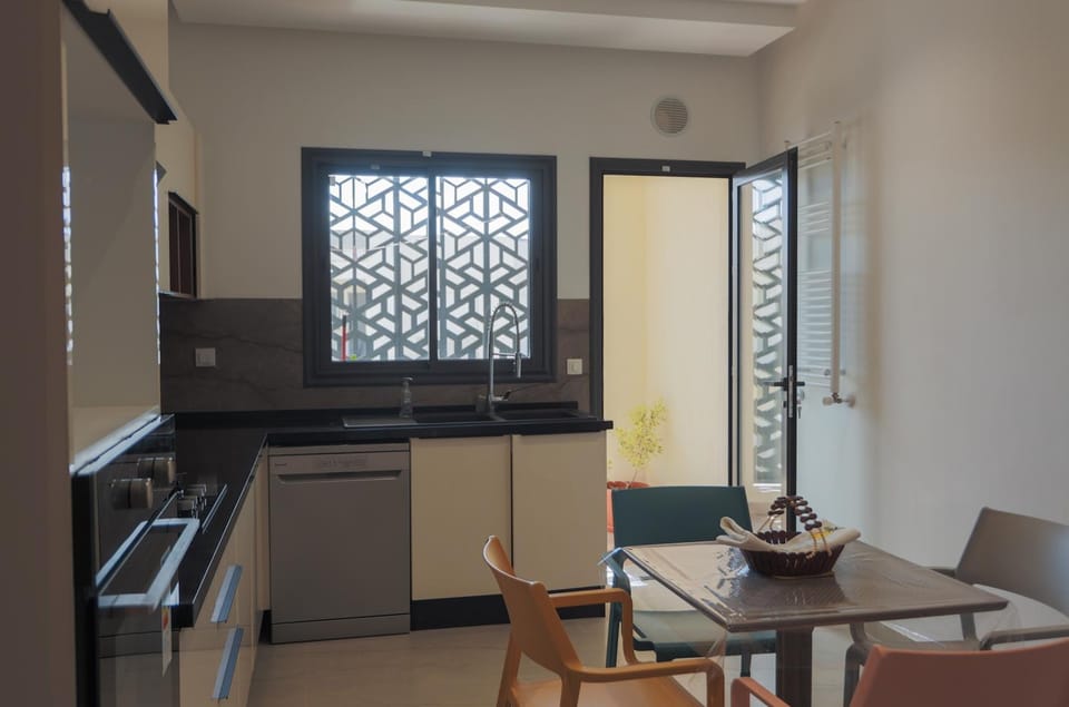 Kitchen or kitchenette, Dining area, oven, stove