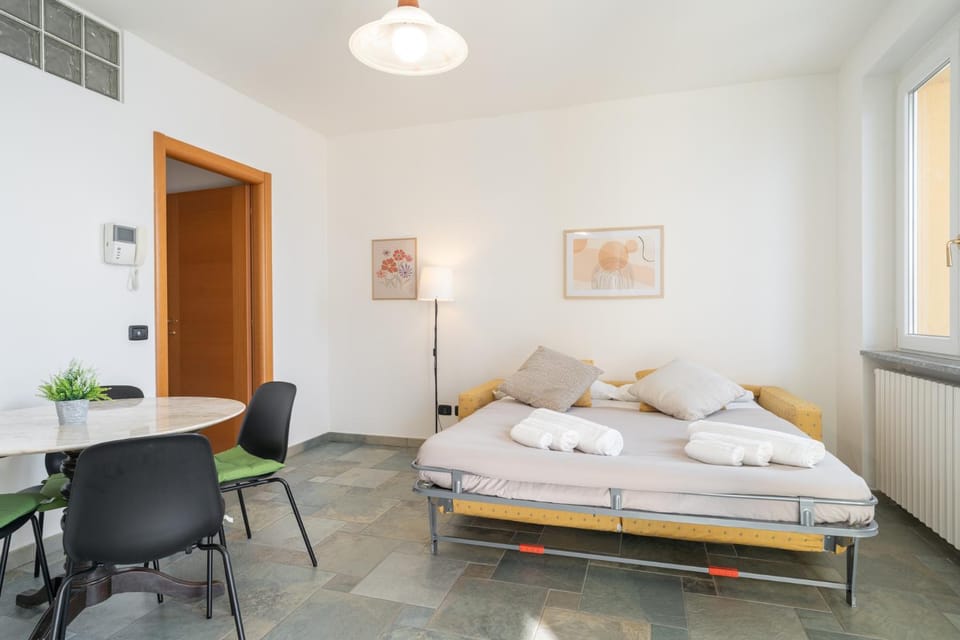 Bed, Living room, Seating area, towels