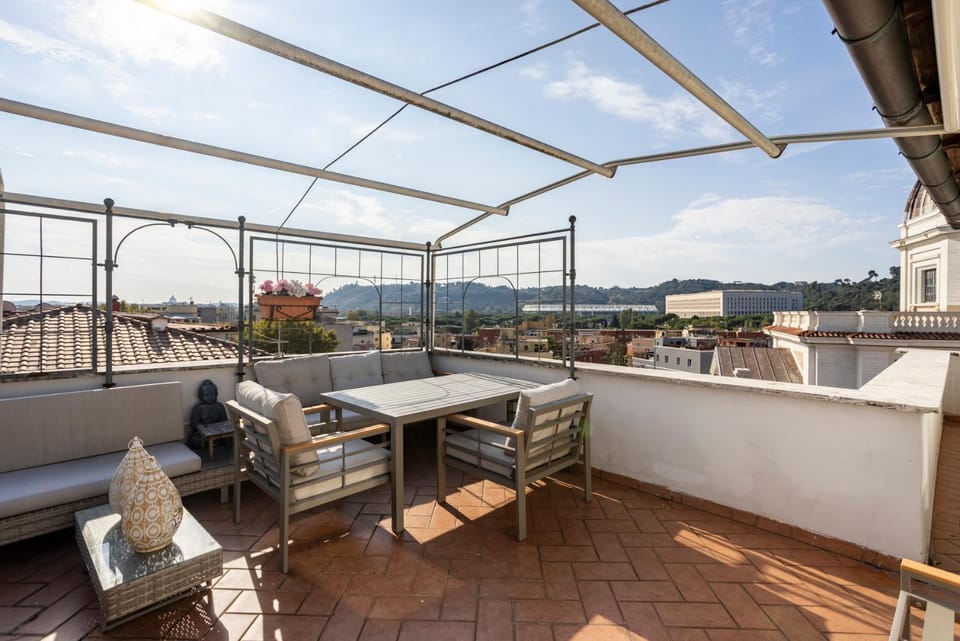 LaDolcevita - Ponte Milvio Stunning View Penthouse Apartment in Rome