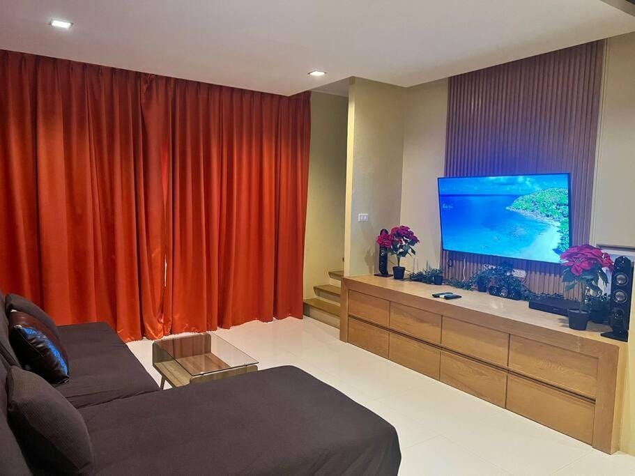 Communal lounge/ TV room, TV and multimedia, Living room, Seating area, Evening entertainment