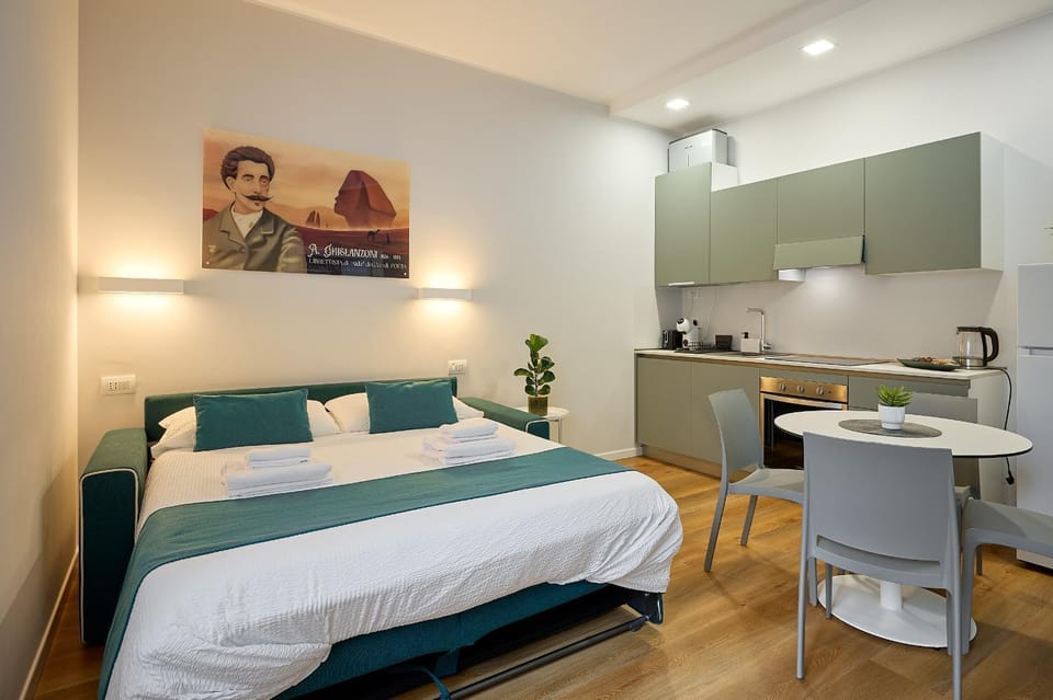 Bed, Kitchen or kitchenette, Dining area