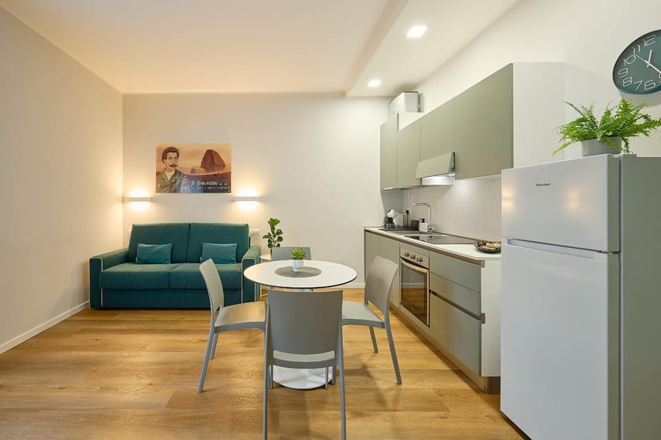Kitchen or kitchenette, Living room, Seating area, Dining area, oven, stove