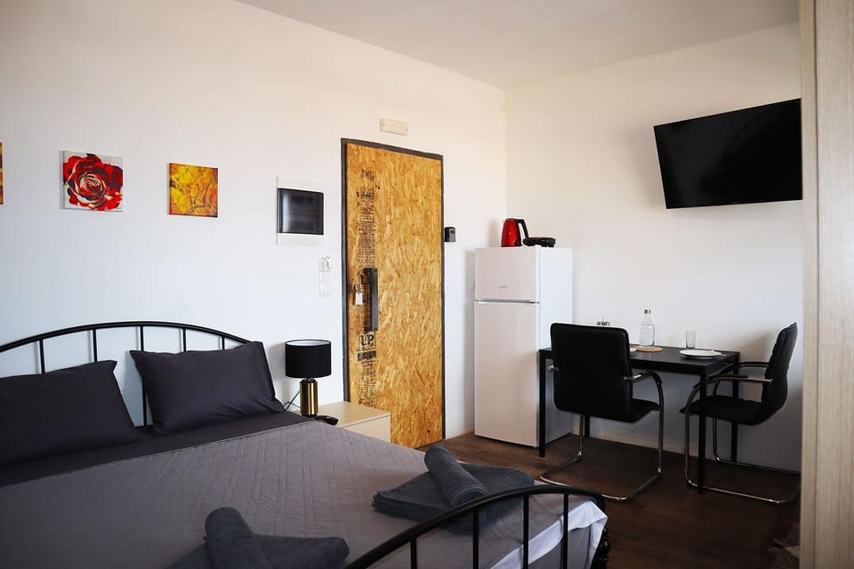 Bed, TV and multimedia, Bedroom