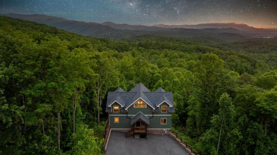 Smoky Skies Where the Mountains Touch the Sky Chalet in Gatlinburg