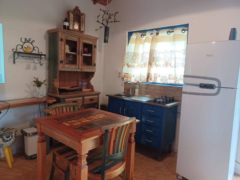 Kitchen or kitchenette, Dining area, stove