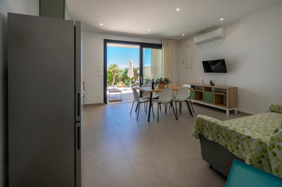 TV and multimedia, Kitchen or kitchenette, Seating area, Dining area, oven, air conditioner