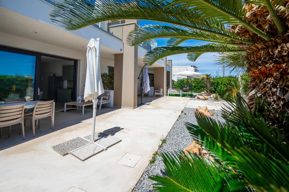 Property building, Garden, View (from property/room), Balcony/Terrace, Garden view