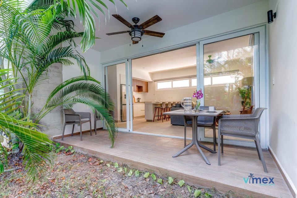Patio, Day, Garden, Dining area