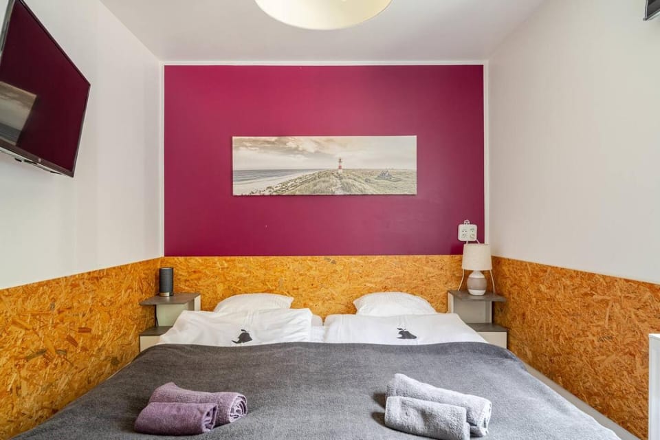 Bed, TV and multimedia, Bedroom