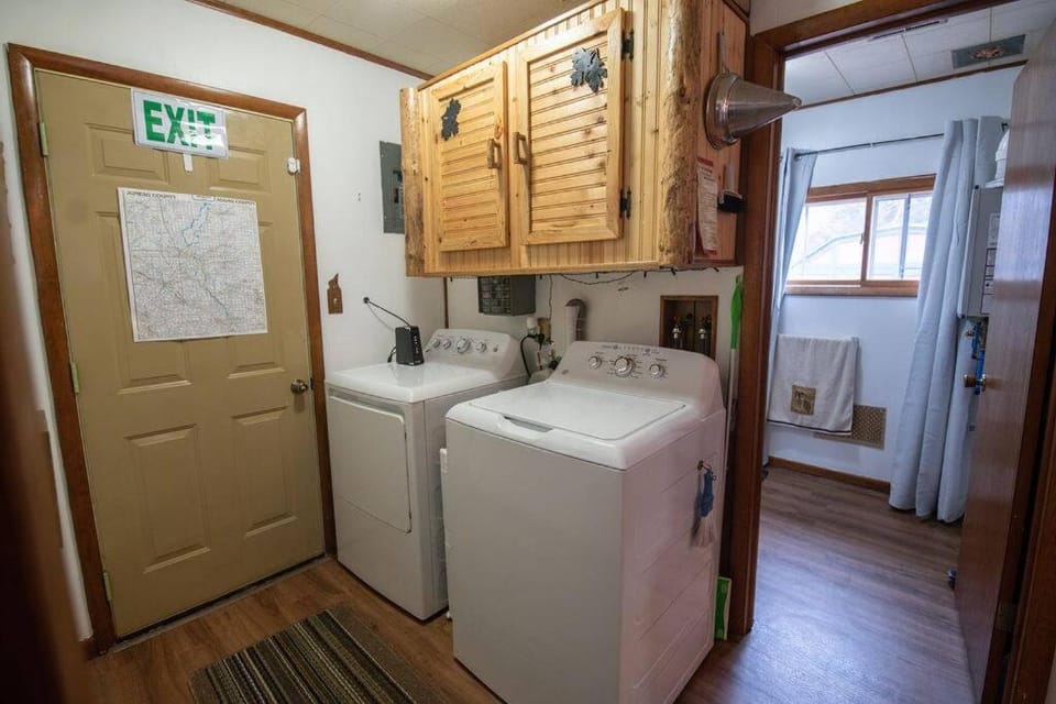 Black bear cabin with blow up hot tub Cabin in Castle Rock Lake