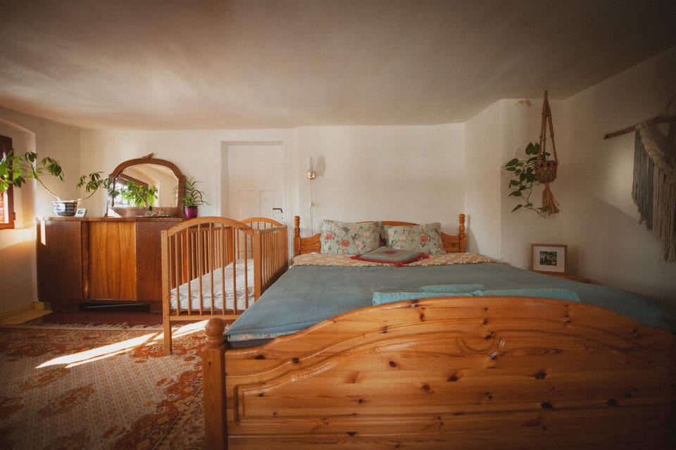 Bed, Bedroom, Guests, cot, Family