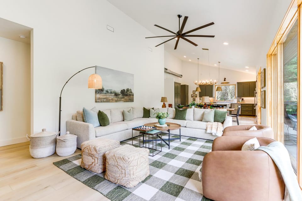 Riverfront Huntsville Cabin with Views and Kayaks! Cabin in Arkansas