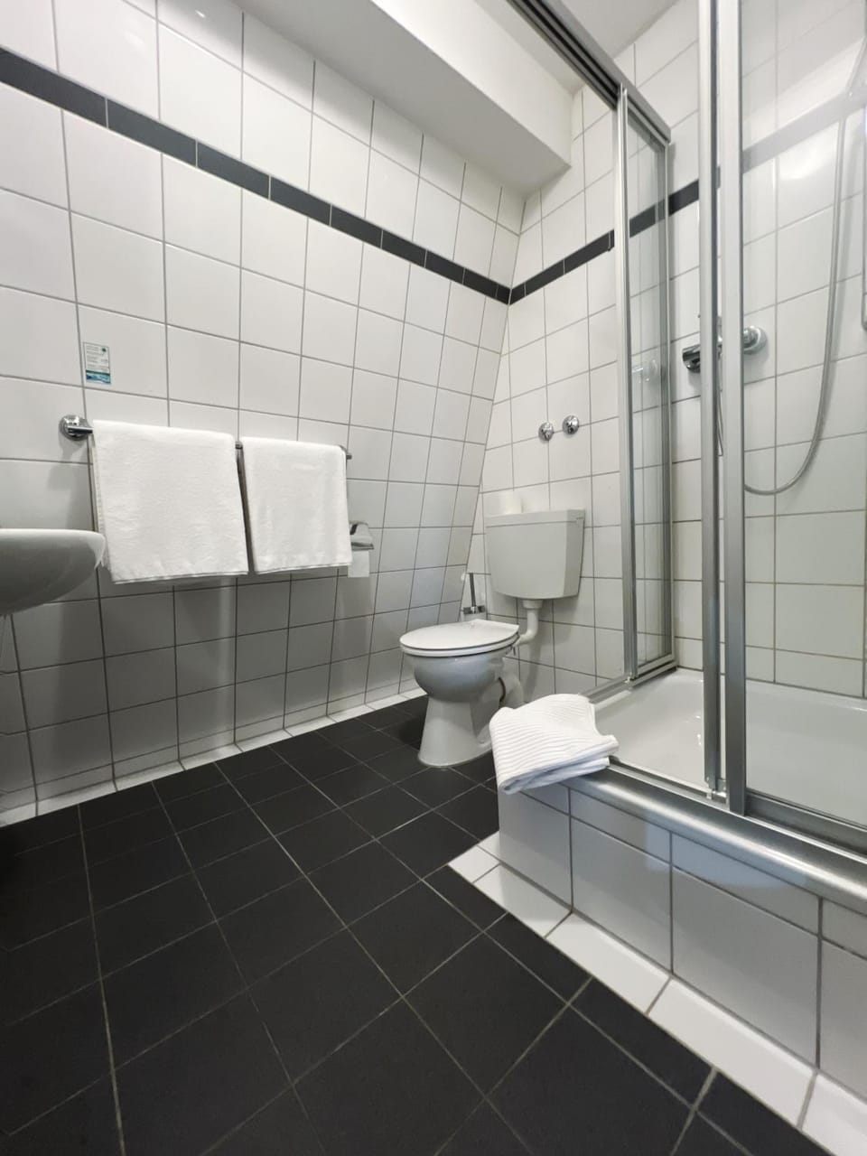 Shower, Toilet, Bathroom, towels