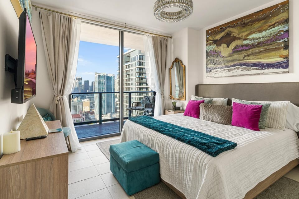 Bed, TV and multimedia, View (from property/room), Balcony/Terrace, Photo of the whole room, Bedroom, City view, Sea view