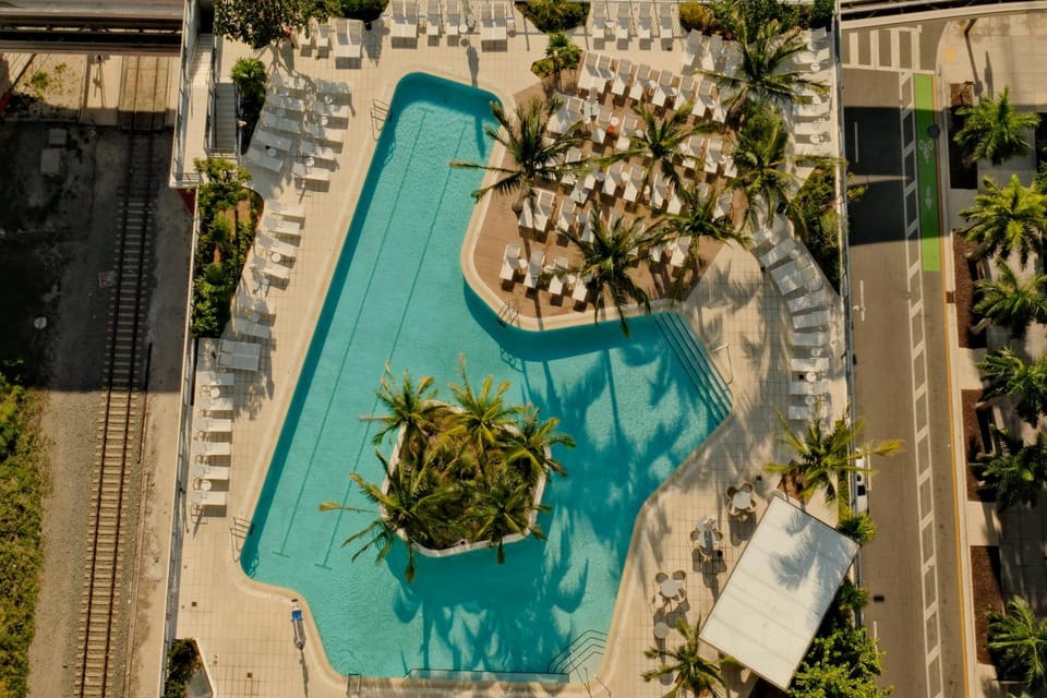 Restaurant/places to eat, Day, Swimming pool, Breakfast, sunbed